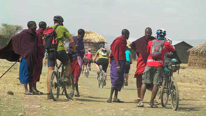 <i>Biken von Dorf der Maasai</i>